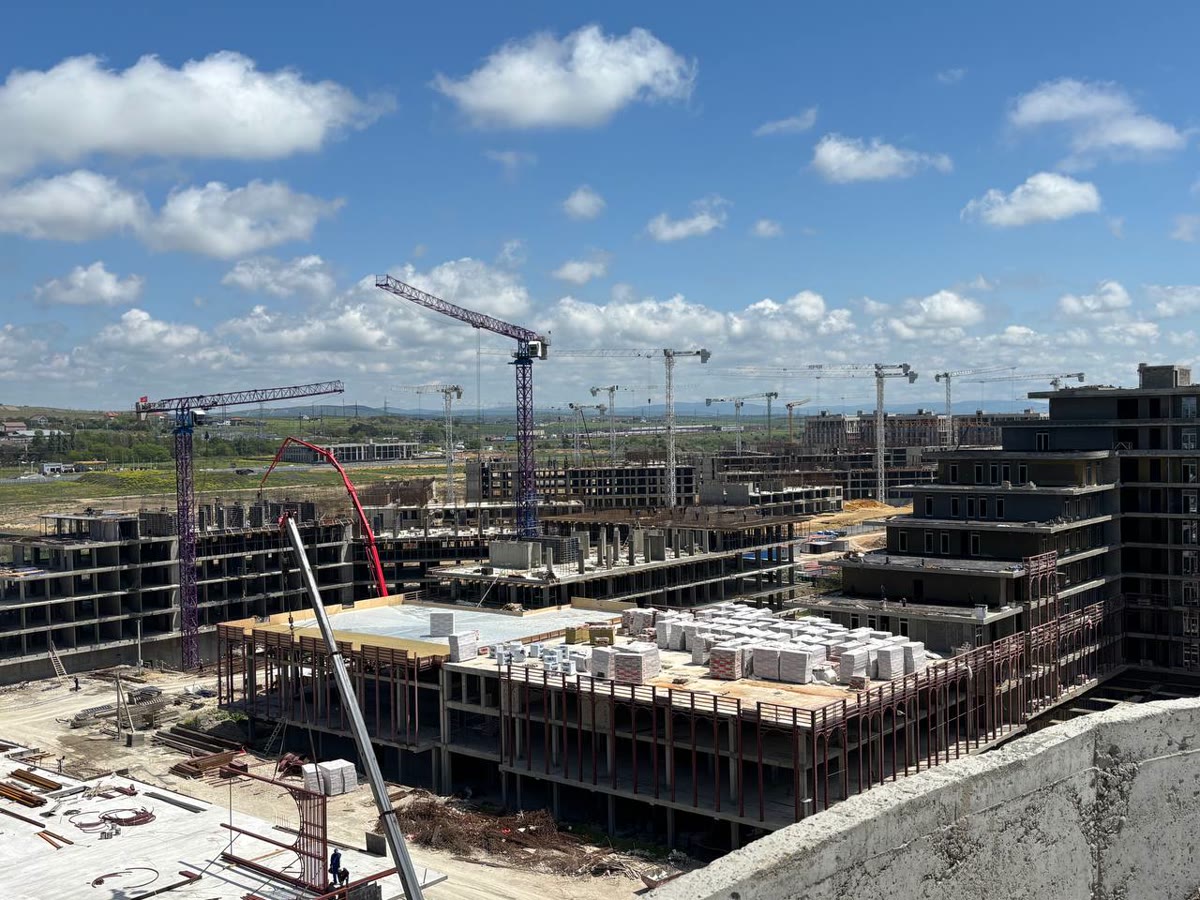 Панорама стройплощадки Sun Garden: корпуса, краны и монтаж конструкций